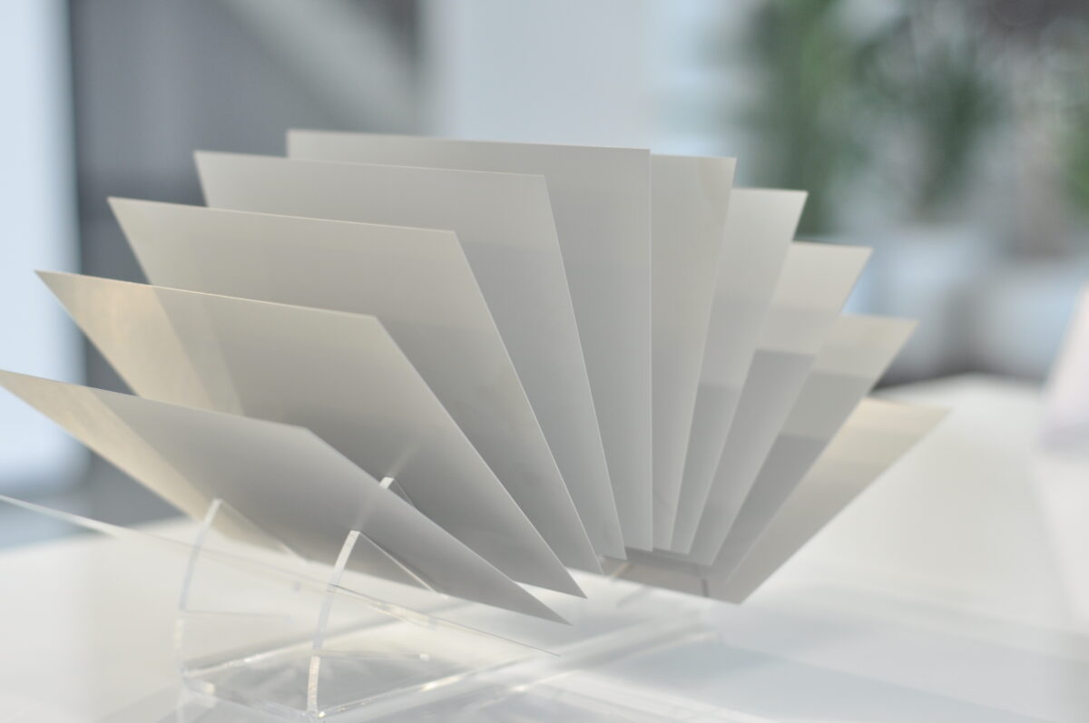 Moderne weiße Papierseite in Fächeranordnung, minimalistisches Design, kreative Präsentation, elegantes Kunstmuster.