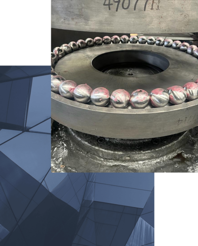 Industrielle Kugeln in einer Fertigungsmaschine Reihe von Metallkugeln in einer großen Maschine bei der Herstellung