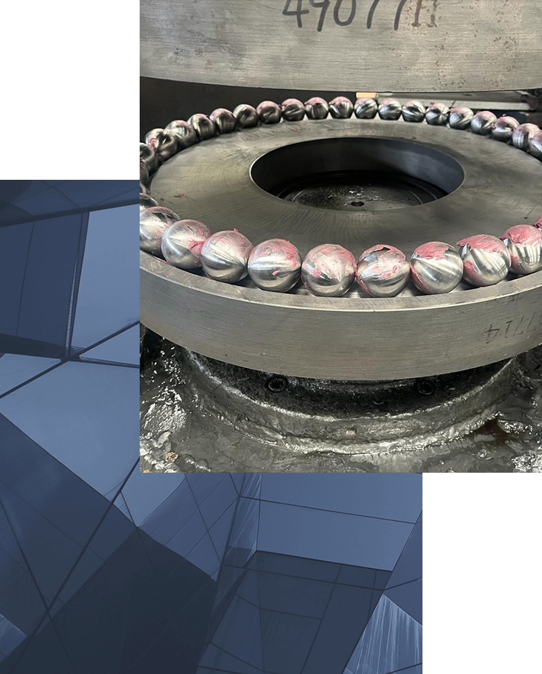 Industrielle Kugeln in einer Fertigungsmaschine Reihe von Metallkugeln in einer großen Maschine bei der Herstellung