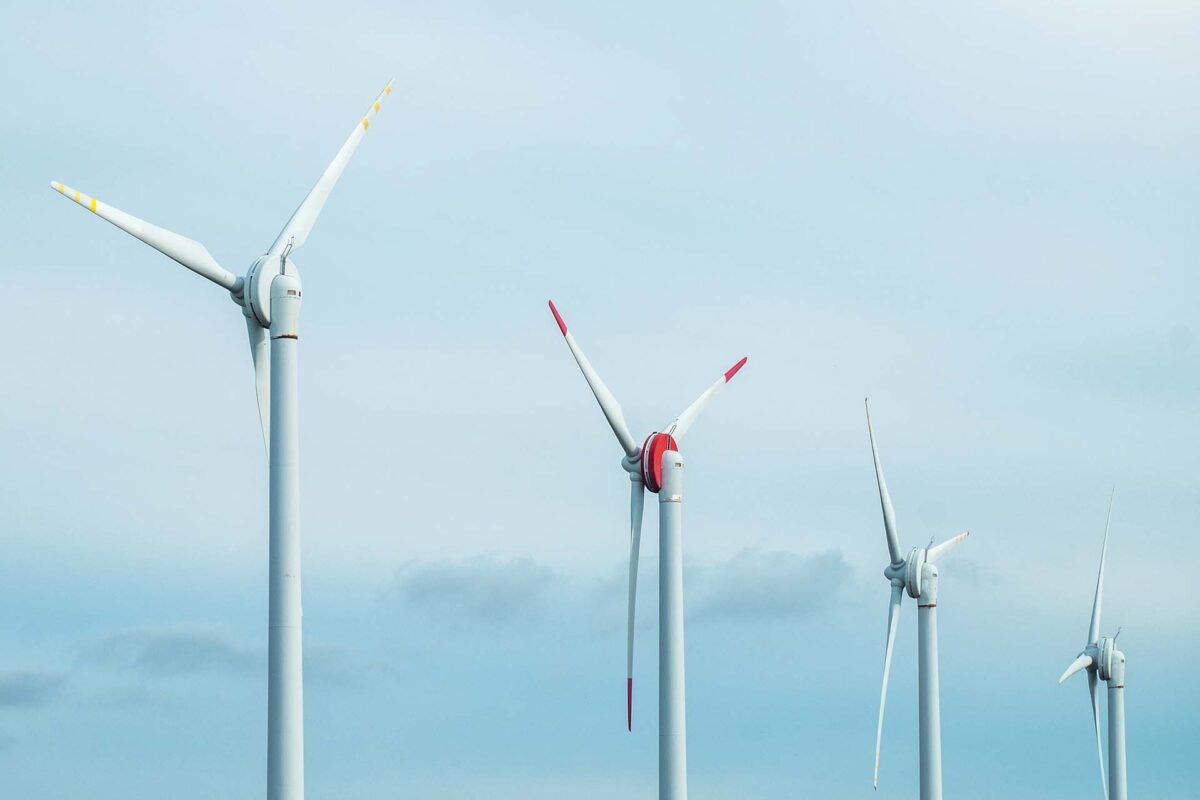 Windkraftanlagen an einem bewölkten Tag Moderne Windräder zur nachhaltigen Energiegewinnung vor bewölktem Himmel