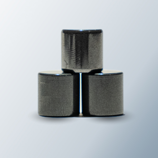 Drei schwarze, modern gestaltete Zylinder in Dreiecksform, minimalistisches Design, elegante geometrische Harmonie. Drei schwarze, modern gestaltete Zylinder in Dreiecksform, minimalistisches Design, elegante geometrische Harmonie.