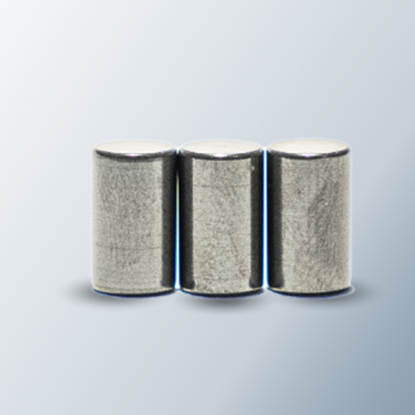 Drei glänzende metallene Zylindern für industrielle Anwendungen und Maschinenkomponenten. Drei glänzende metallene Zylindern für industrielle Anwendungen und Maschinenkomponenten.